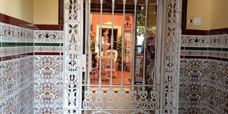 Entrada detalle puerta y azulejos