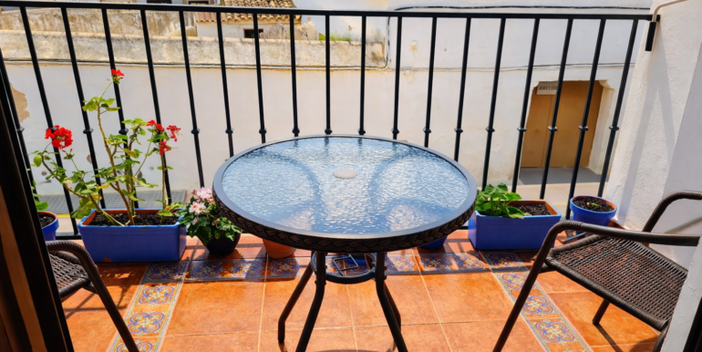 Balcón soleado con plantas y azulejos