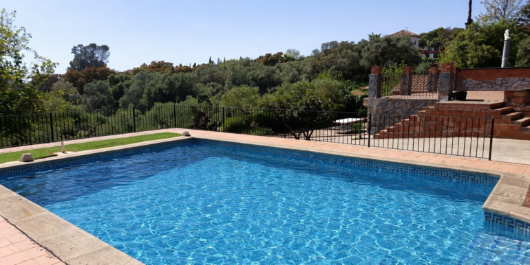 Piscina en entorno mediterráneo soleado