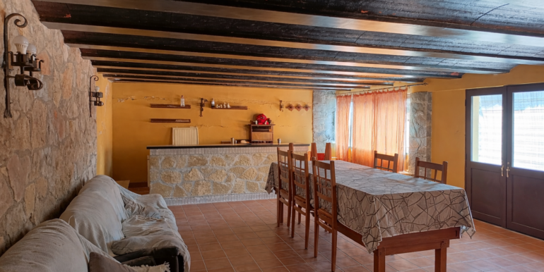 Sala rústica con bar y comedor