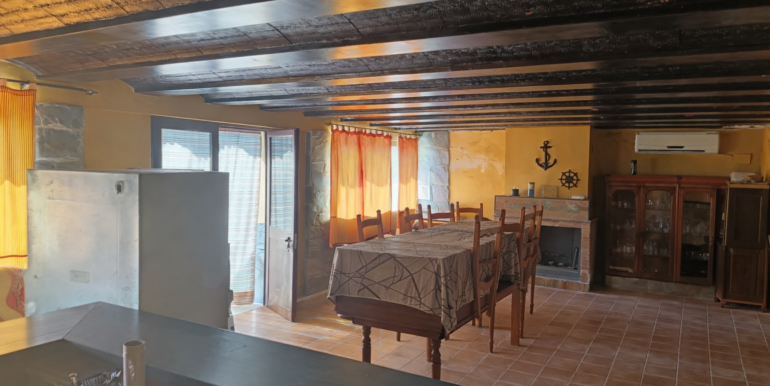 Sala rústica con luz natural